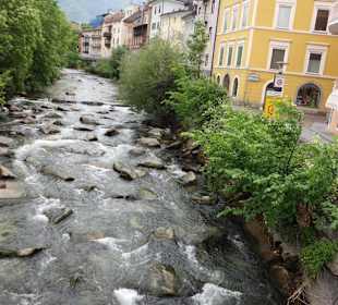 Wasser fließt mitten durch den Ort