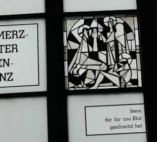 Der Schmerzhafte Rosenkranz im Kirchenfenster