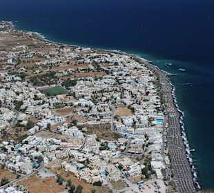Blick auf Strand von Kamari von Alt-Thira