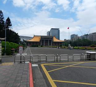 Widok od strony głównego wejścia