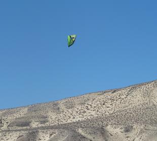 Kitesegel vor blauem Himmel