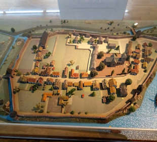 Modell des ehemaligen Dorfes am Rhein