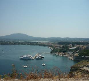 Pohled z pevnosti na hlavní město Kerkyra