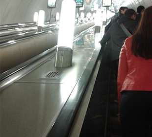 Metro St. Petersburg - endlos lange Rolltreppen