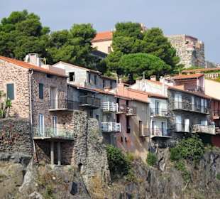 Altstadthäuser auf der Klippe über dem Meer
