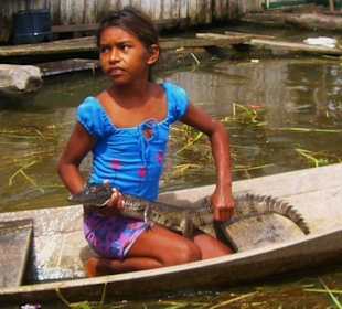 Caboclo Mädchen mit jungem Alligator