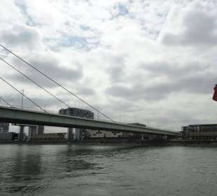 Große Kölner Hafenrundfahrt