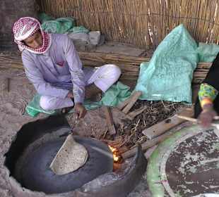 Beduinen beim Brot backen