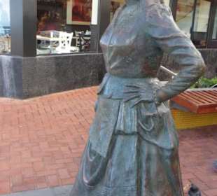 Mary Sánchez blickt auf das Meer