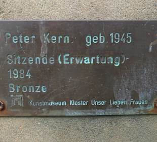 Die Sitzende (Erwartung) hinter dem Kloster