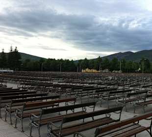Bänke am Pavillon hinter der Kirche