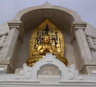 Złoty posąg Buddy na stupie Wiswa Santi