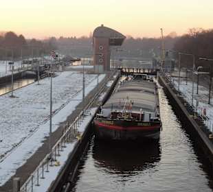 Schiff in der winterlichen Schleuse