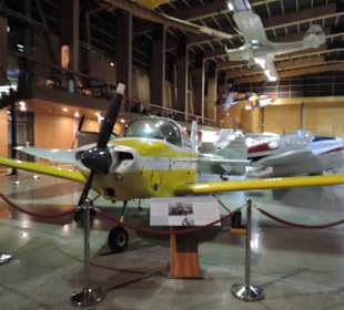 Militär und Zivilflugzeuge in einer Halle