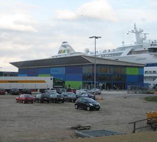 Blick auf das Terminal mit Kreuzfahrtschiff