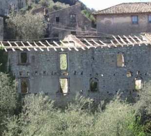Verlassenes Gebäude am Dorfeingang