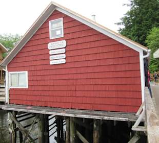 Unterwegs auf Holzstegen in der Creek Street