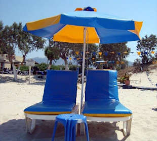 Die Blau/Gelben Liegen und Schirme