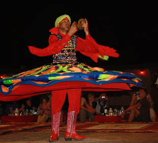 Traditioneller Tanz im Wüstencamp!