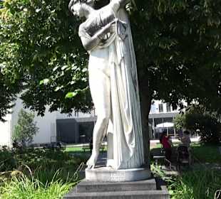 Statuen am Schlossplatz