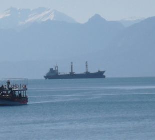 Schiffe vor der Hafenbucht Antalyas