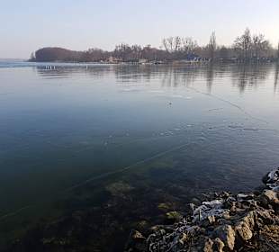 Zugefrorener See am Schloss