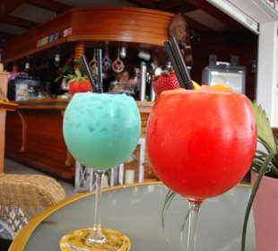 Cocktails im Weinglas ,mit 50 % Icecubes