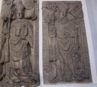 Epitaphe in den Arkaden
