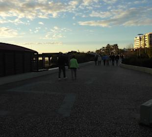 Die abendliche Sonne lockt auf die Promenade