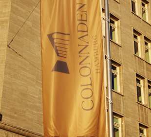 Fahne am Beginn der Colonnaden