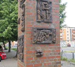 Hauszeichenstele mit Fantasie-Hauszeichen