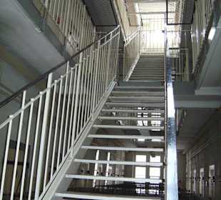 Haupttrakt: Blick von mittlerer Ebene nach oben