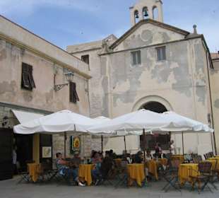 Kleiner Platz mit Restaurant