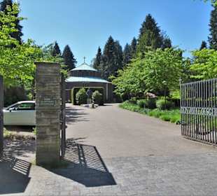 Der Haupteingang zum Friedhof Nienstedten