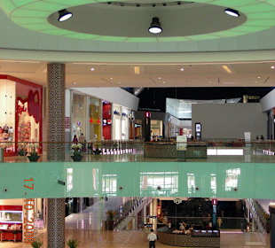 Riesenleuchter mit wechselnden Farben