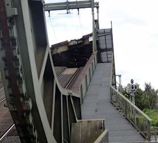Öffnung der Rollklappbrücke