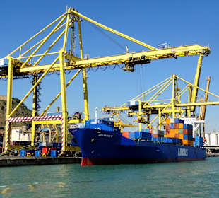 Containerverladung im Hafen von Barcelona