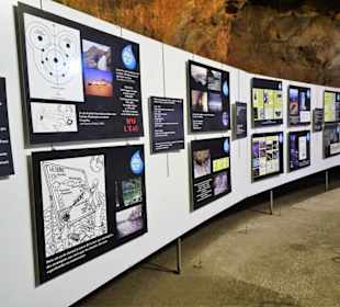 Ausstellung im Eingangsbereich der Grotte