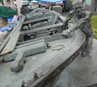 Fischerdenkmal vor der Markthalle