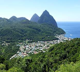 Soufriere Westküste St.Lucia mit den beiden Pitons
