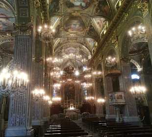 Kirche im Ort mit Beleuchtung