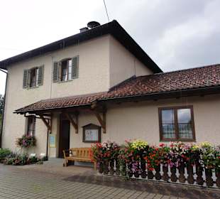 Eingang mit Gaststätte