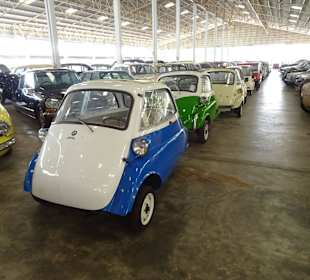 In der Haupthalle des Jesada Fahrzeug Museums