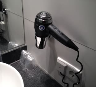 Fön neben Waschbecken