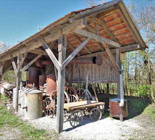 Remise mit alten Geräten im Freilandmuseum