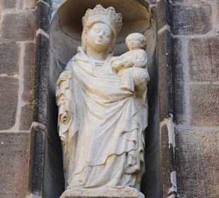 Muttergottes über dem Eingangsportal 