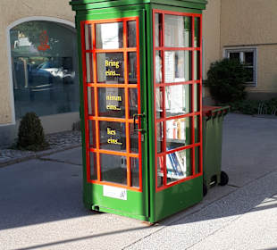 Im Dorf - Bücherwand