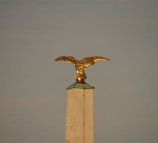 Am Eingangsportal zum Schloss