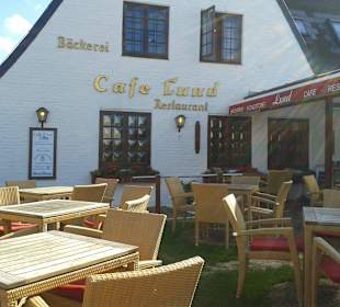 Cafe` Lund Eingang mit Terrasse