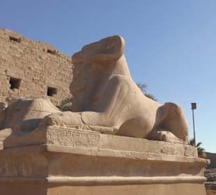 Beim Luxor Tempel.